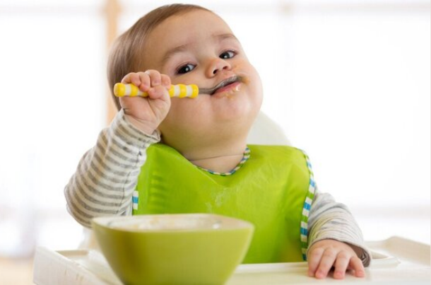 when do babies use a spoon