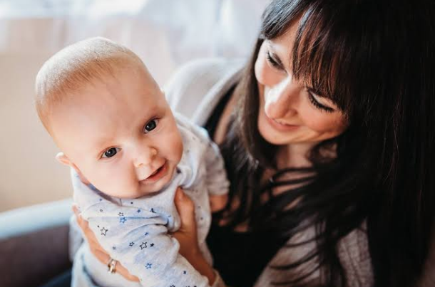 when do babies respond to smiles